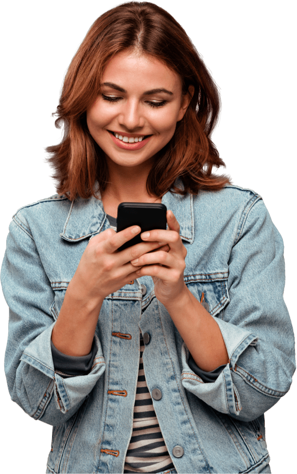 Pessoa usando celular para contratar FGTS